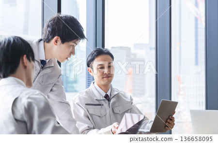Engineer having a meeting 136658095