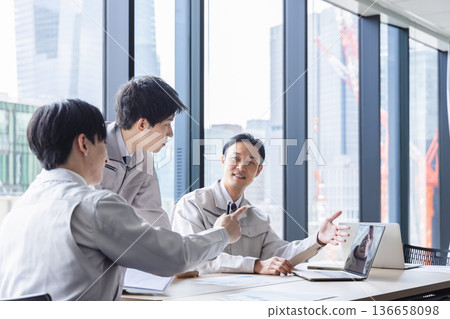 Engineer having a meeting 136658098