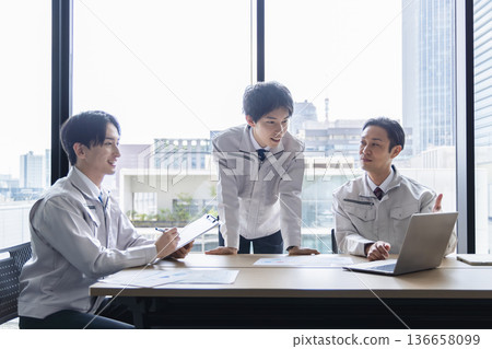 Engineer having a meeting 136658099