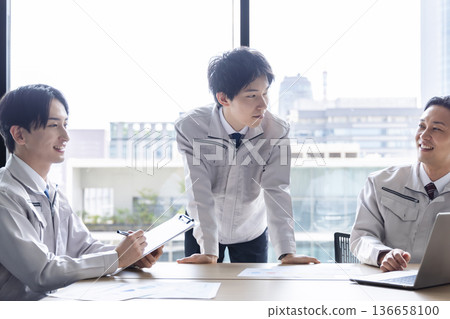 開會的工程師 136658100