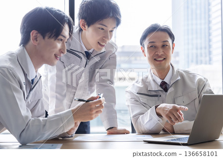 開會的工程師 136658101