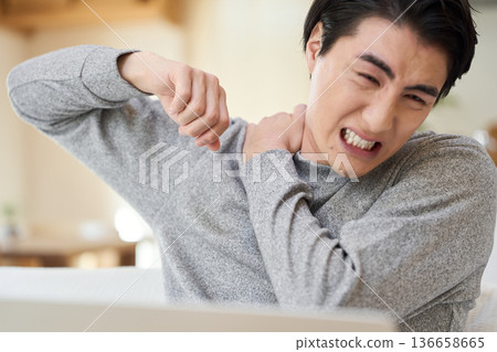 亞洲男子肩部和手臂疼痛 136658665