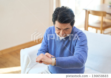 一位亞洲老年男子使用智慧手錶管理自己的健康 136658683