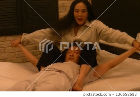 高挑美女正在做腿部伸展運動。 高挑美女正在做腿部伸展運動。 136658688