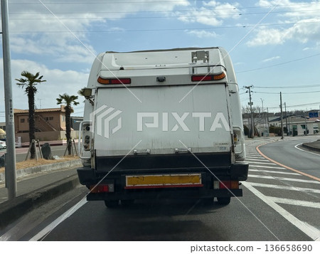 行駛在國道上的卡車 行駛在國道上的卡車 136658690