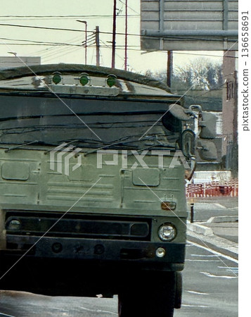 開往自衛隊基地的卡車 開往自衛隊基地的卡車 136658691