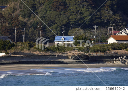 從對岸望去，可以看到海岸線和私人住宅。 136659042