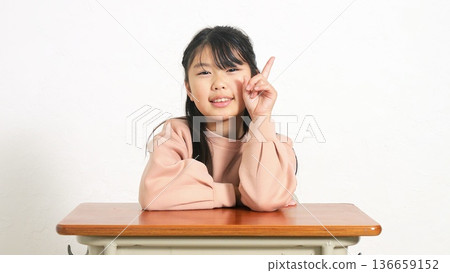 小學生書包書桌圖片 136659152