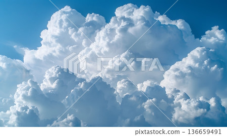 一朵巨大的積雨雲高聳於盛夏的藍天之上。 136659491