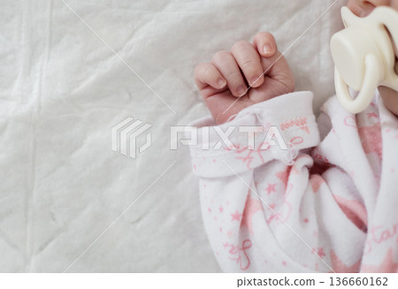 Tiny new born baby's arm closeup Tiny new born baby's arm closeup 136660162