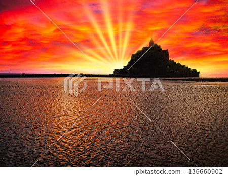 聖米歇爾山修道院美麗的傍晚景色 136660902