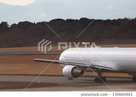 Airplane to the runway Airplane to the runway 136660981