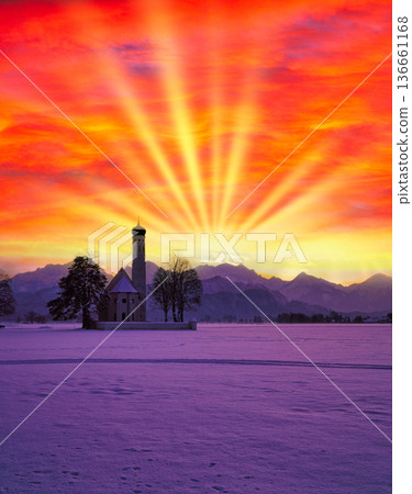 巴伐利亞鄉村美麗的傍晚景色 巴伐利亞鄉村美麗的傍晚景色 136661168