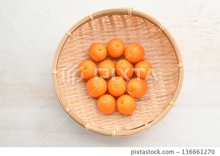 Aerial view of kumquats arranged in a bamboo basket Aerial view of kumquats arranged in a bamboo basket 136661270