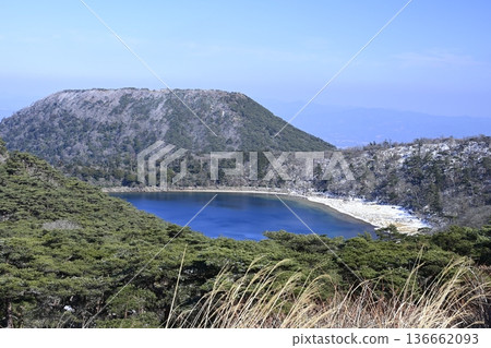 晴朗冬日的白鳥山白池池和卡拉庫尼岳 晴朗冬日的白鳥山白池池和卡拉庫尼岳 136662093