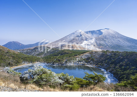 Shiratoriyama Byakushiike Pond and Mt. Karakunidake on a clear winter day 136662094