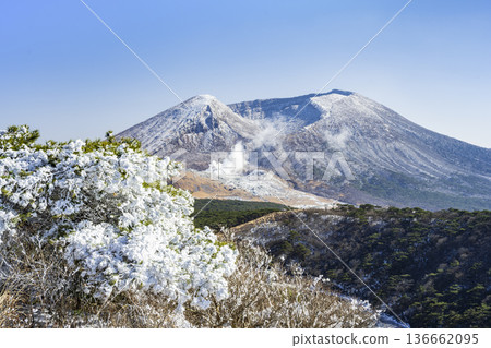 晴朗冬日的白鳥山白池池和卡拉庫尼岳 晴朗冬日的白鳥山白池池和卡拉庫尼岳 136662095