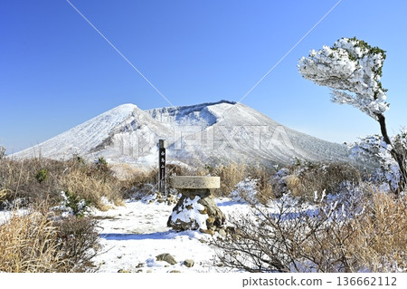 晴朗冬日的白鳥山白池池和卡拉庫尼岳 136662112