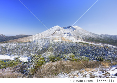 晴朗冬日的白鳥山白池池和卡拉庫尼岳 136662114
