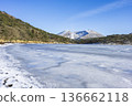 晴朗冬日的白鳥山白池池和卡拉庫尼岳 136662118