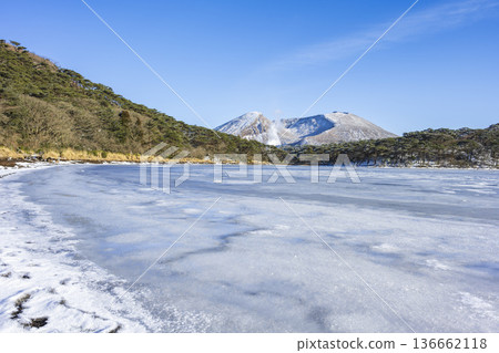 晴朗冬日的白鳥山白池池和卡拉庫尼岳 136662118
