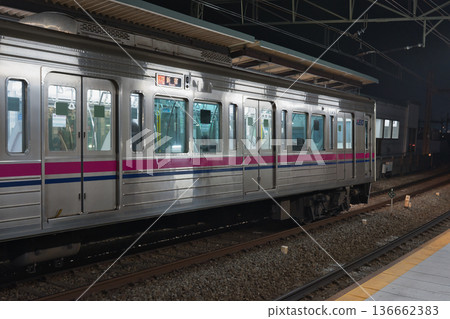 等待京王線京王稻田堤站站門 136662383