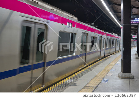 等待京王線京王稻田堤站站門 136662387