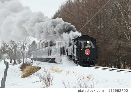 一輛蒸汽機車從千茂本線的茅沼站出發。 136662700