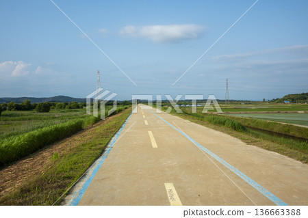 Bicycle path along the Geumgang River 136663388