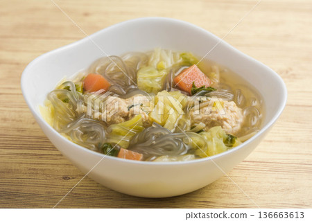 雞肉餃子粉絲湯 136663613