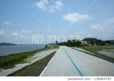 Bicycle path along the Geumgang River 136664795