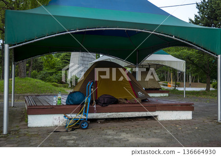 Bicycle path along the Geumgang River 136664930