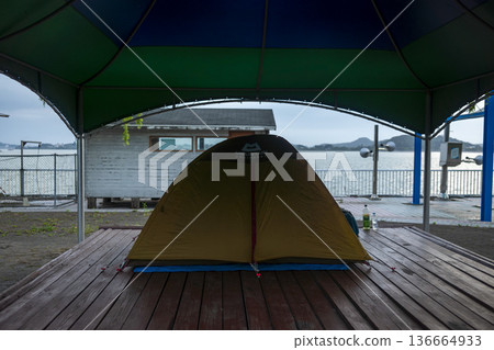 Bicycle path along the Geumgang River 136664933