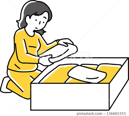 女人正在把衣服放進箱子裡 女人正在把衣服放進箱子裡 136665355