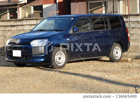 一輛藍色的汽車 136665400