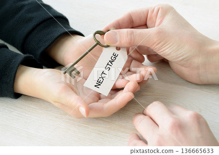 父母將通往下一階段的鑰匙交給孩子。 父母將通往下一階段的鑰匙交給孩子。 136665633