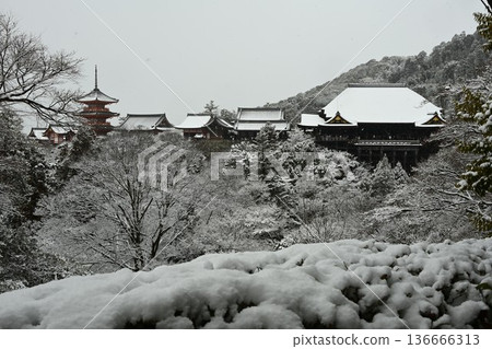 World Cultural Heritage Site, Kyoto Higashiyama, Kiyomizu-dera Temple, snow scene World Cultural Heritage Site, Kyoto Higashiyama, Kiyomizu-dera Temple, snow scene 136666313