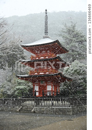 World Cultural Heritage Site, Kyoto Higashiyama, Kiyomizu-dera Temple, snow scene World Cultural Heritage Site, Kyoto Higashiyama, Kiyomizu-dera Temple, snow scene 136666469