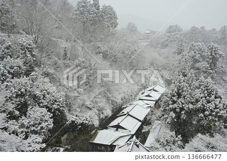 World Cultural Heritage Site, Kyoto Higashiyama, Kiyomizu-dera Temple, snow scene World Cultural Heritage Site, Kyoto Higashiyama, Kiyomizu-dera Temple, snow scene 136666477