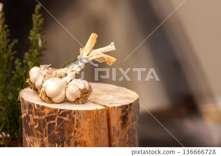Fresh organic garlic on rustic wood, farm-to-table 136666728