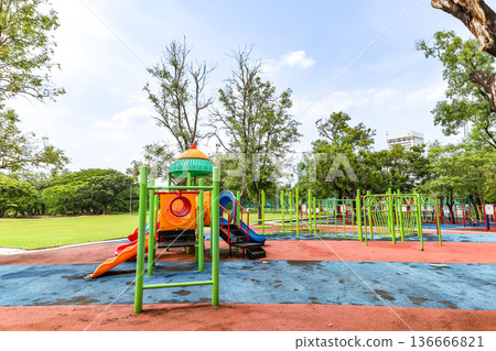 公園設有遊樂場設備 公園設有遊樂場設備 136666821