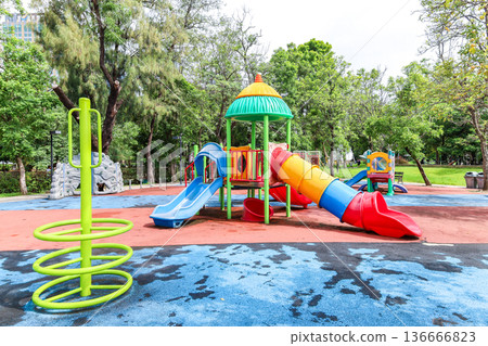 公園設有遊樂場設備 136666823