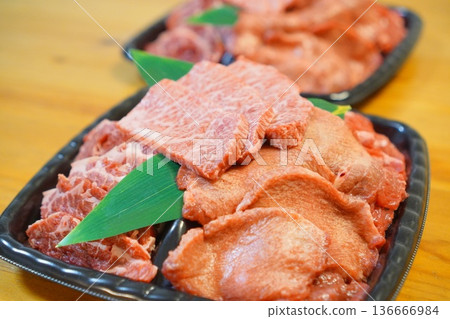 烤肉用的各種新鮮牛肉 136666984