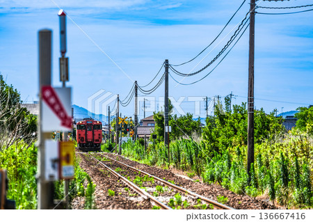 夏季堺線:開往米子站的1號普通列車,途經鳥取縣米子市和田3號鐵路道口附近 夏季堺線:開往米子站的1號普通列車,途經鳥取縣米子市和田3號鐵路道口附近 136667416