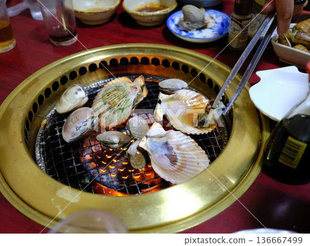 Grilled bivalve shellfish Grilled bivalve shellfish 136667499
