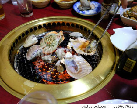 Grilled bivalve shellfish Grilled bivalve shellfish 136667632