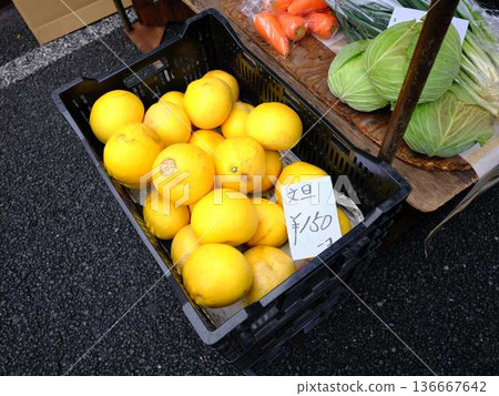 高知市週日市場街市場藍天市場蔬菜和水果 136667642