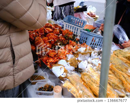 高知市週日市場街市場藍天市場蔬菜和水果 136667677