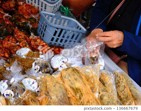 高知市週日市場街市場藍天市場蔬菜和水果 136667679