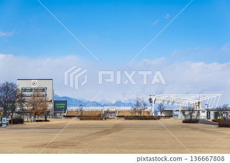 松本市的冬季阿爾溫山與雪山 136667808